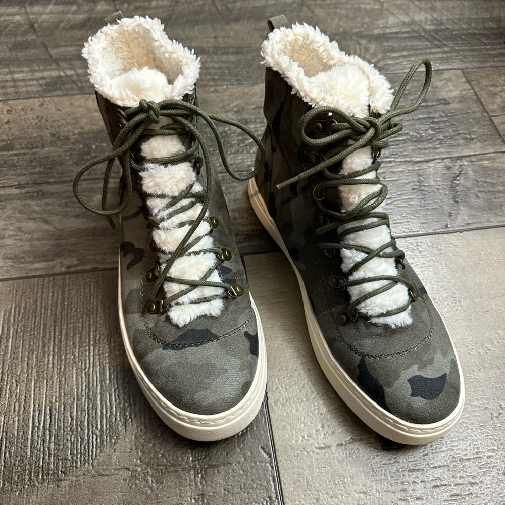 Billabong Camo Fur-Lined High-Top Sneakers size 9